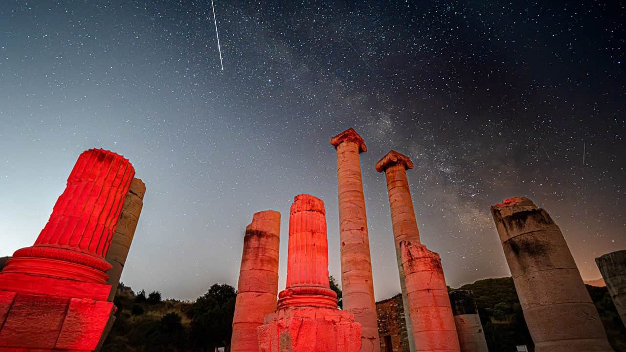 Foto - Sardes'te nefes kesen manzara! Gökyüzünde Samanyolu, altında binlerce yıllık tarih