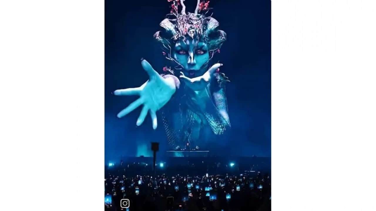Foto - Satanist ayinini aratmayan konser rezaleti! İstanbul'da şeytani sembollerle kitleleri zehirliyorlar!