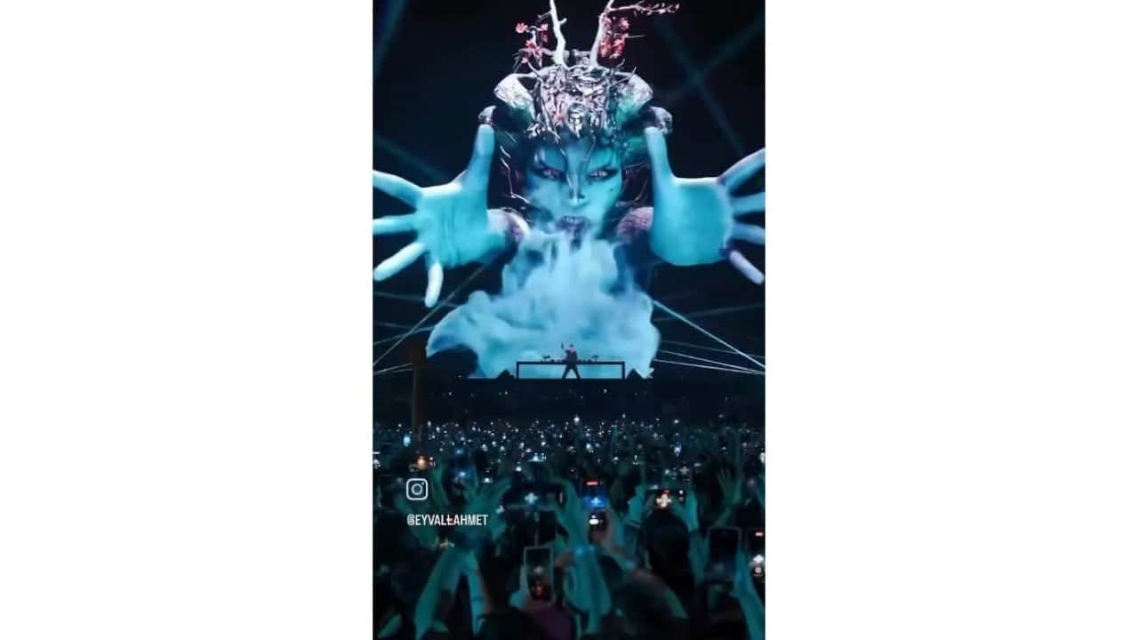 Foto - Satanist ayinini aratmayan konser rezaleti! İstanbul'da şeytani sembollerle kitleleri zehirliyorlar!