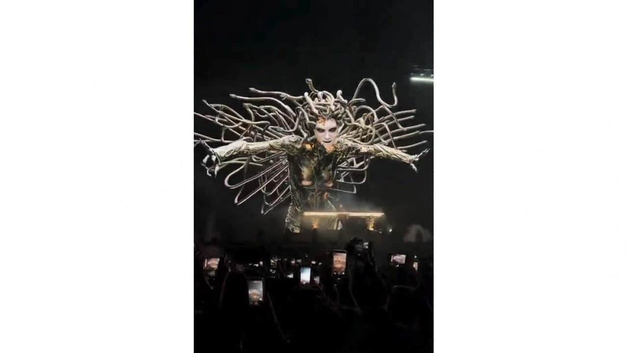 Foto - Satanist ayinini aratmayan konser rezaleti! İstanbul'da şeytani sembollerle kitleleri zehirliyorlar!