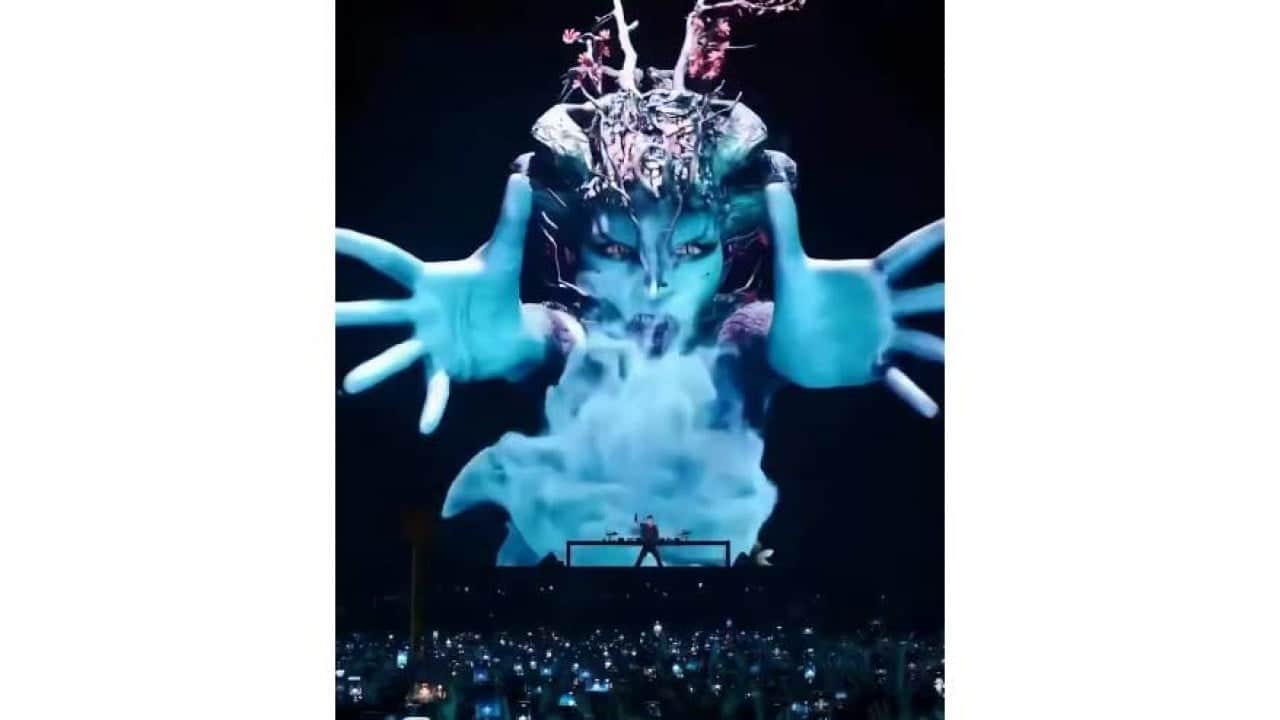 Foto - Satanist ayinini aratmayan konser rezaleti! İstanbul'da şeytani sembollerle kitleleri zehirliyorlar!
