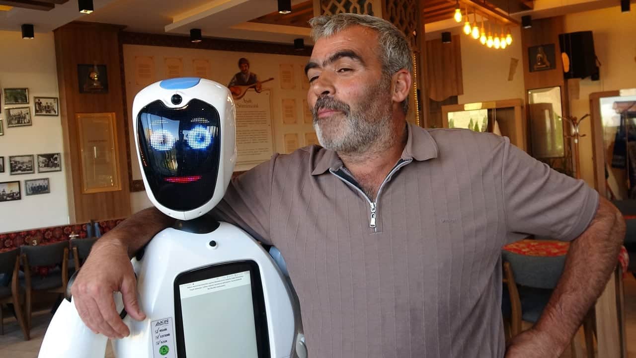 Şehrin yeni tanıtım elçisi "Şukufe" oldu! Bu robot Erzurum şivesiyle konuşuyor, cağ kebabını anlatıyor