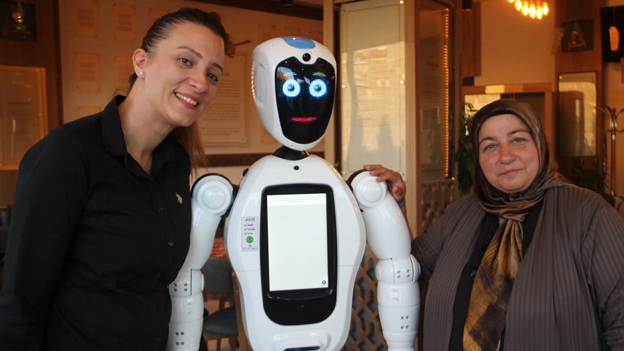 Foto - Şehrin yeni tanıtım elçisi "Şukufe" oldu! Bu robot Erzurum şivesiyle konuşuyor, cağ kebabını anlatıyor