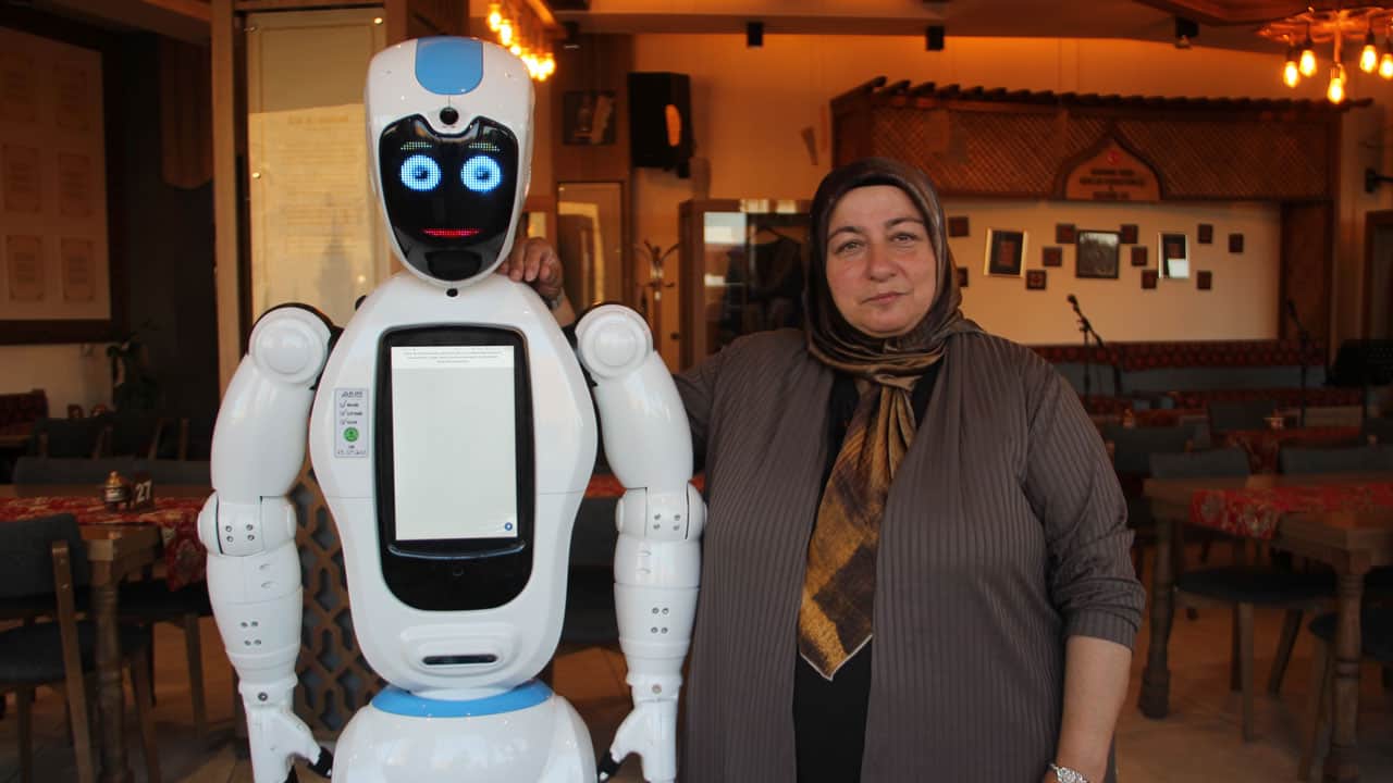 Foto - Şehrin yeni tanıtım elçisi "Şukufe" oldu! Bu robot Erzurum şivesiyle konuşuyor, cağ kebabını anlatıyor