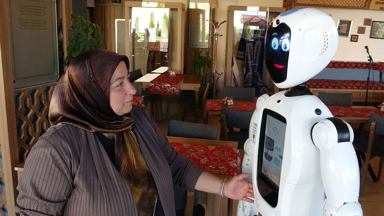 Foto - Şehrin yeni tanıtım elçisi "Şukufe" oldu! Bu robot Erzurum şivesiyle konuşuyor, cağ kebabını anlatıyor