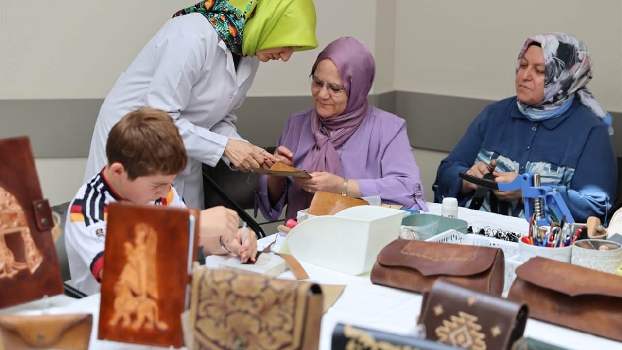 Foto - Selçuklu ve Osmanlı motifleriyle süslü Atık deriler maharetli ellerde hayat buldu