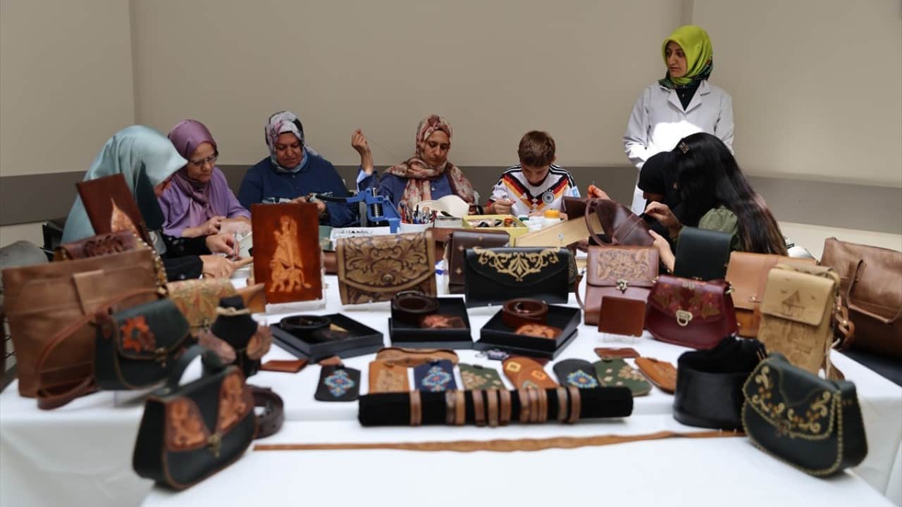 Foto - Selçuklu ve Osmanlı motifleriyle süslü Atık deriler maharetli ellerde hayat buldu