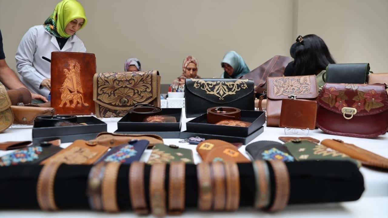 Foto - Selçuklu ve Osmanlı motifleriyle süslü Atık deriler maharetli ellerde hayat buldu