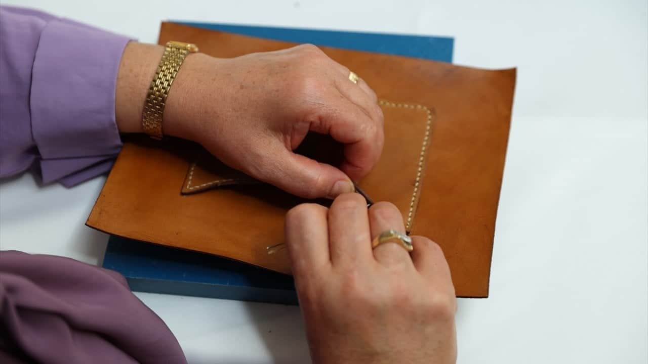 Foto - Selçuklu ve Osmanlı motifleriyle süslü Atık deriler maharetli ellerde hayat buldu