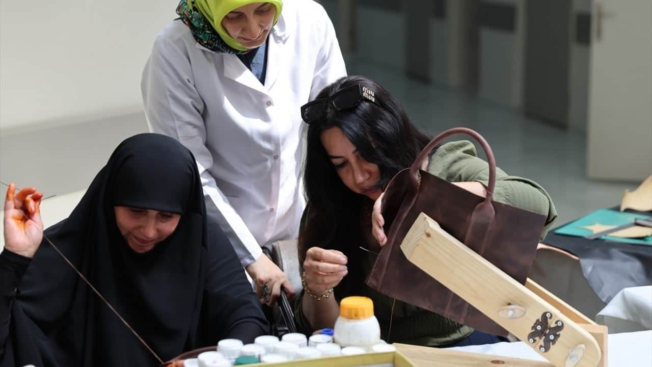 Selçuklu ve Osmanlı motifleriyle süslü Atık deriler maharetli ellerde hayat buldu