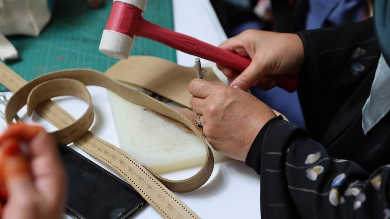 Foto - Selçuklu ve Osmanlı motifleriyle süslü Atık deriler maharetli ellerde hayat buldu