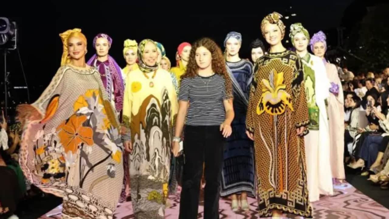 Foto - Sevda Türküsev’den tesettür defilesine sert tepki: Tesettür farzdan olur, tarzdan olmaz!