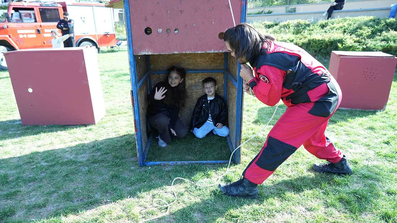 Foto - Sevimli kahramanlar Kırıkkale'de sahneye çıktı! Gizlenen çocukları dakikalar içinde bulup herkesi hayran bıraktılar