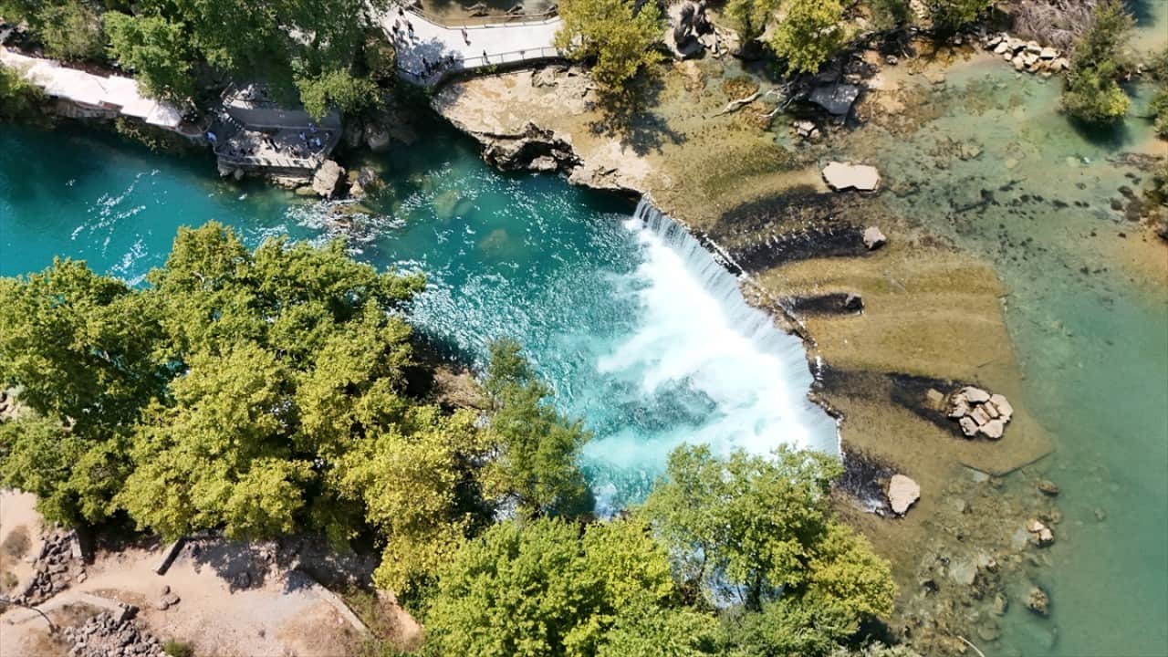 Foto - Sıcaktan kaçanların tercihi Turkuaz renkli suyu ile turistlerin gözde şelalesi