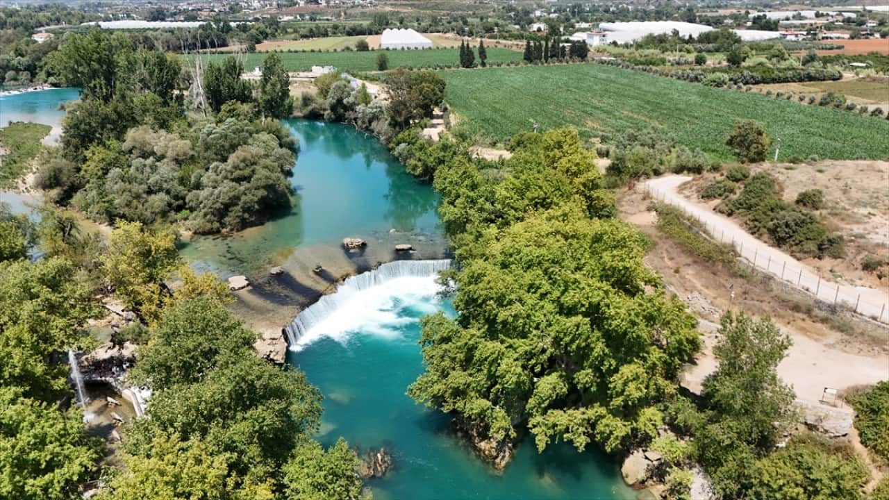 Foto - Sıcaktan kaçanların tercihi Turkuaz renkli suyu ile turistlerin gözde şelalesi