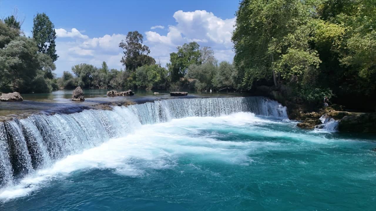 Foto - Sıcaktan kaçanların tercihi Turkuaz renkli suyu ile turistlerin gözde şelalesi