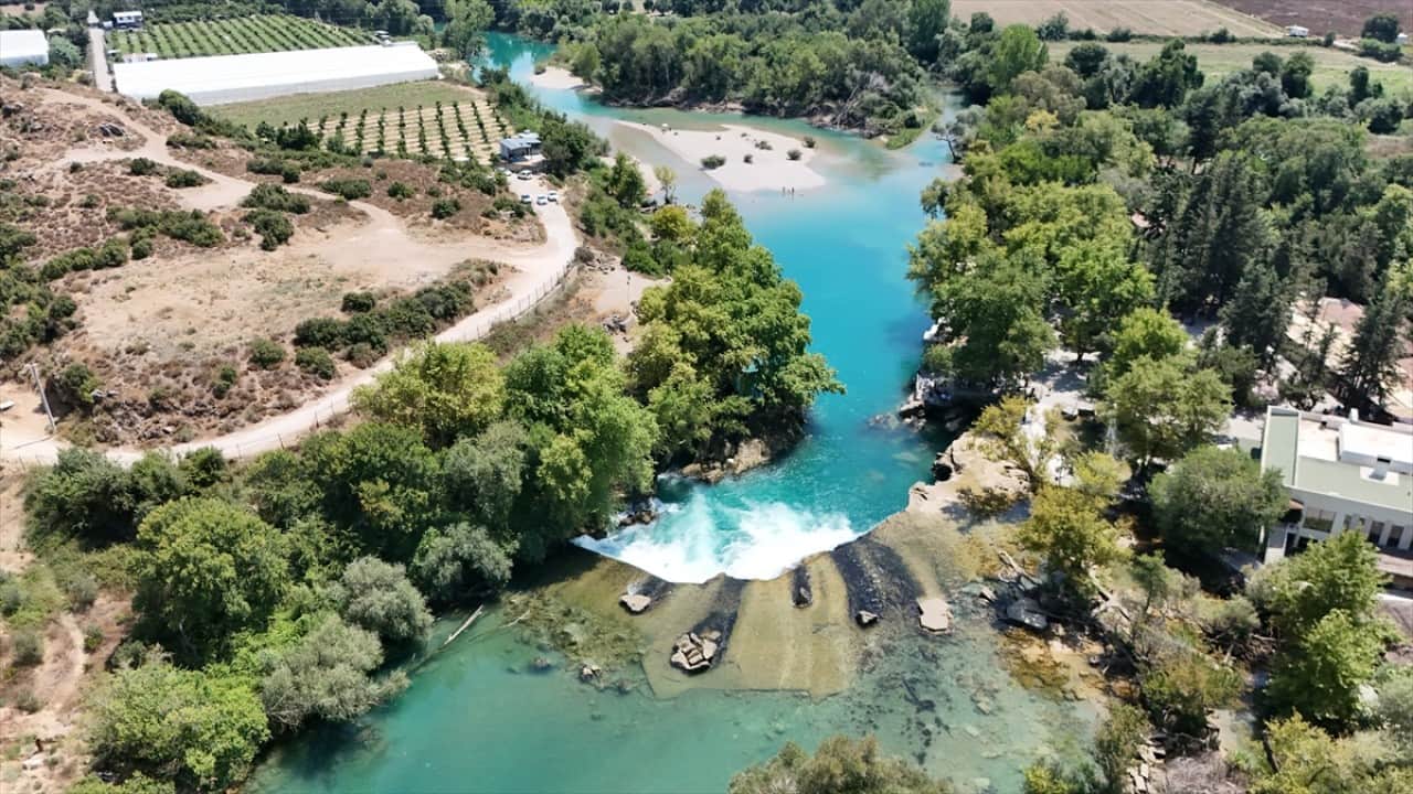 Foto - Sıcaktan kaçanların tercihi Turkuaz renkli suyu ile turistlerin gözde şelalesi