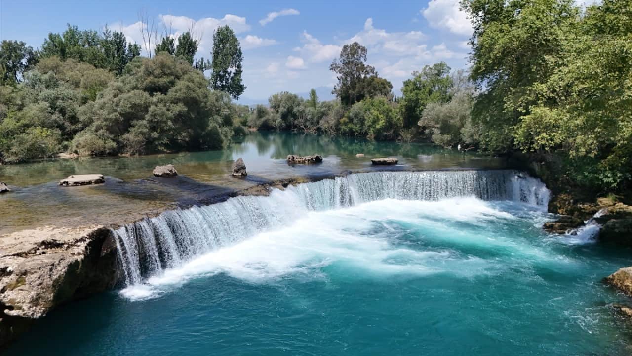 Foto - Sıcaktan kaçanların tercihi Turkuaz renkli suyu ile turistlerin gözde şelalesi