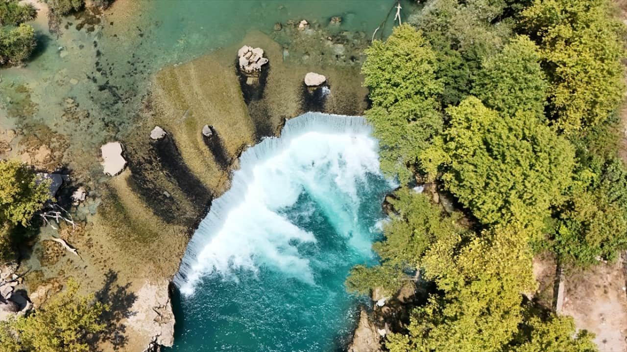 Foto - Sıcaktan kaçanların tercihi Turkuaz renkli suyu ile turistlerin gözde şelalesi