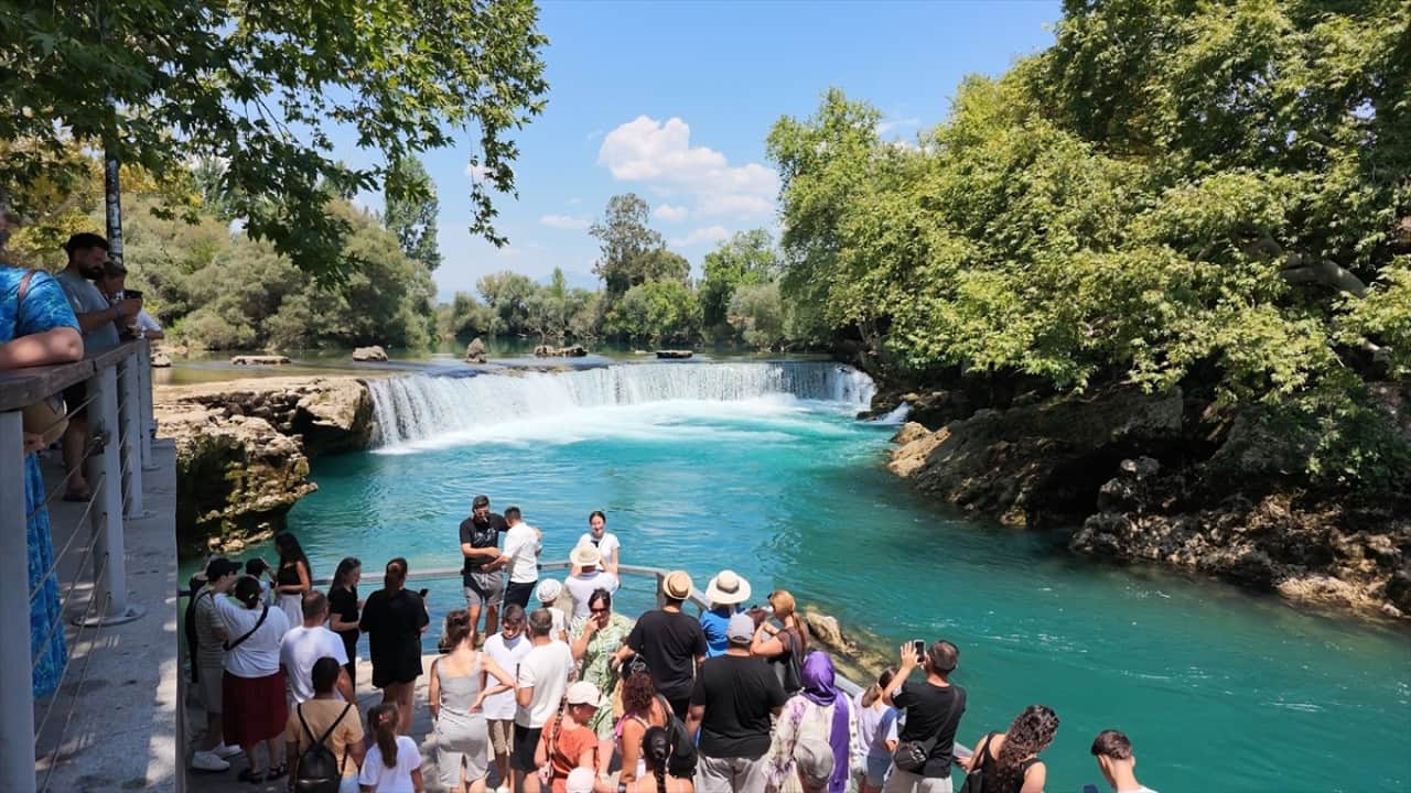 Foto - Sıcaktan kaçanların tercihi Turkuaz renkli suyu ile turistlerin gözde şelalesi