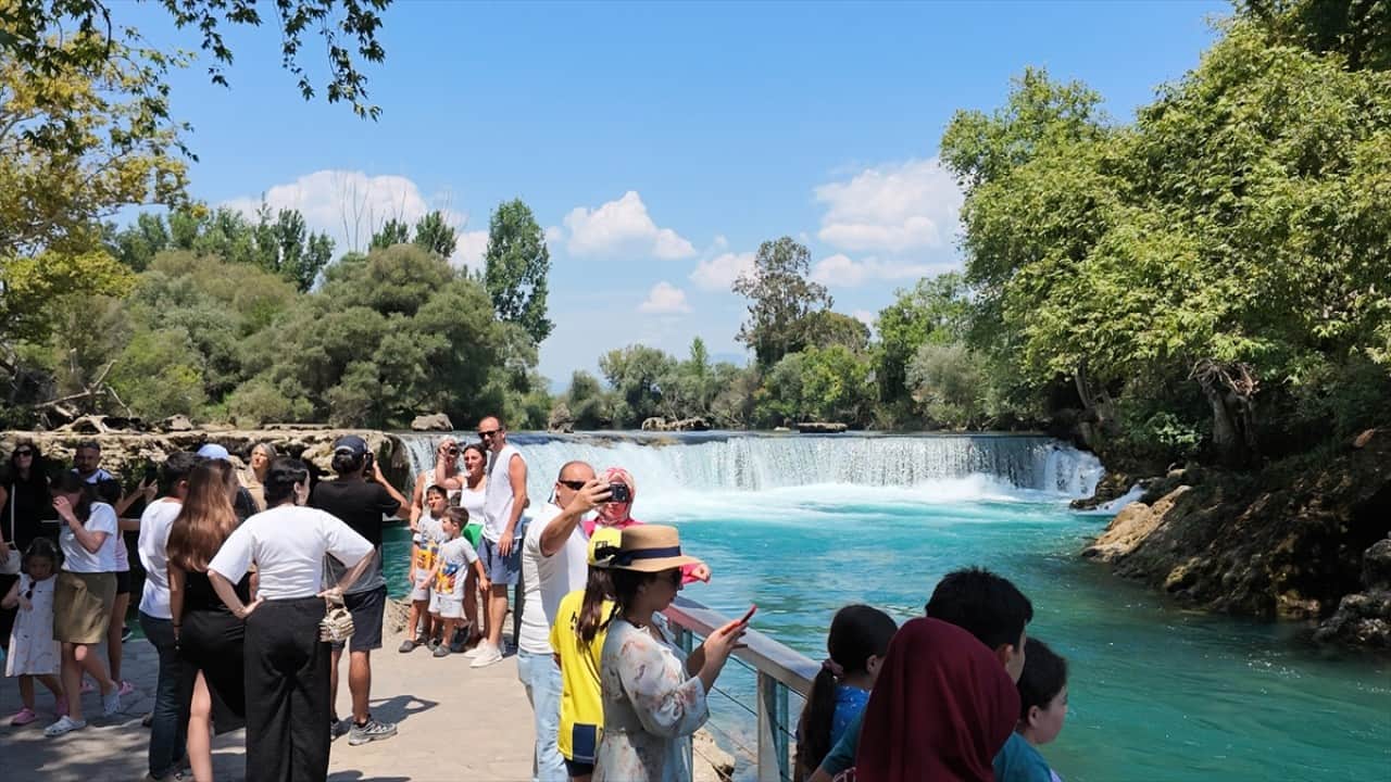 Foto - Sıcaktan kaçanların tercihi Turkuaz renkli suyu ile turistlerin gözde şelalesi