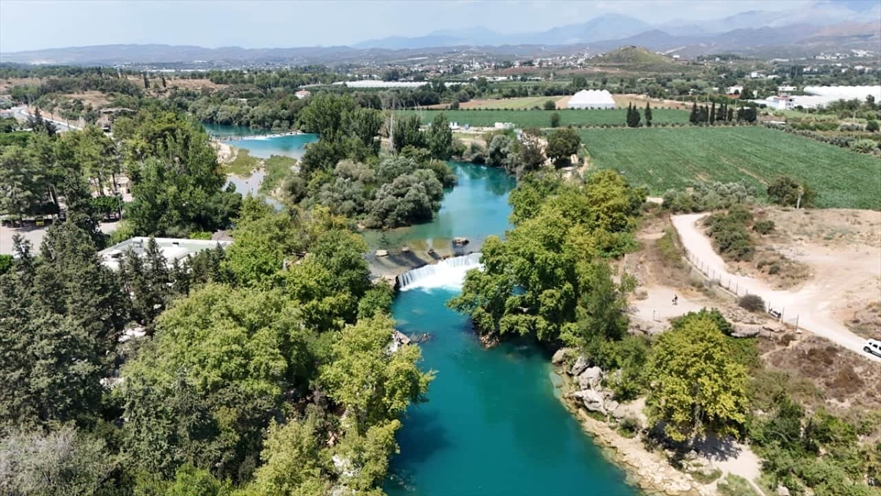Sıcaktan kaçanların tercihi Turkuaz renkli suyu ile turistlerin gözde şelalesi