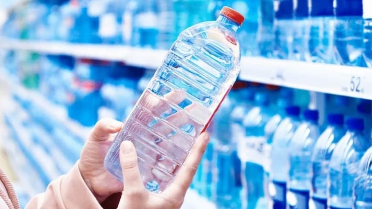 Foto - Sigara kadar tehlikeli! Plastik şişeden su içmek kanser riskini artırıyor!