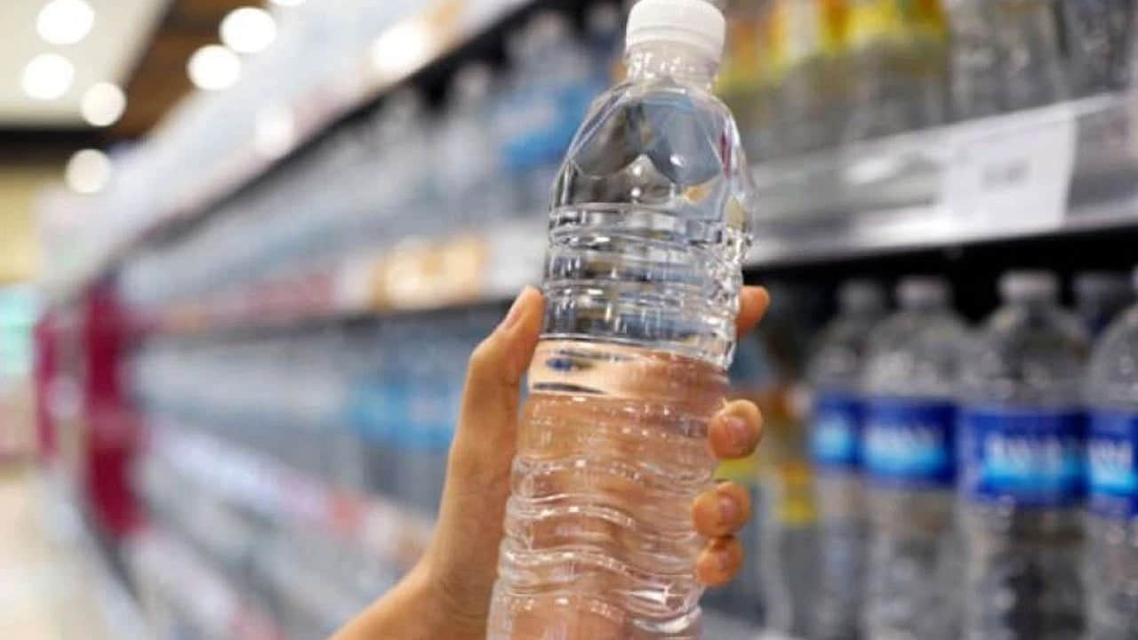 Foto - Sigara kadar tehlikeli! Plastik şişeden su içmek kanser riskini artırıyor!