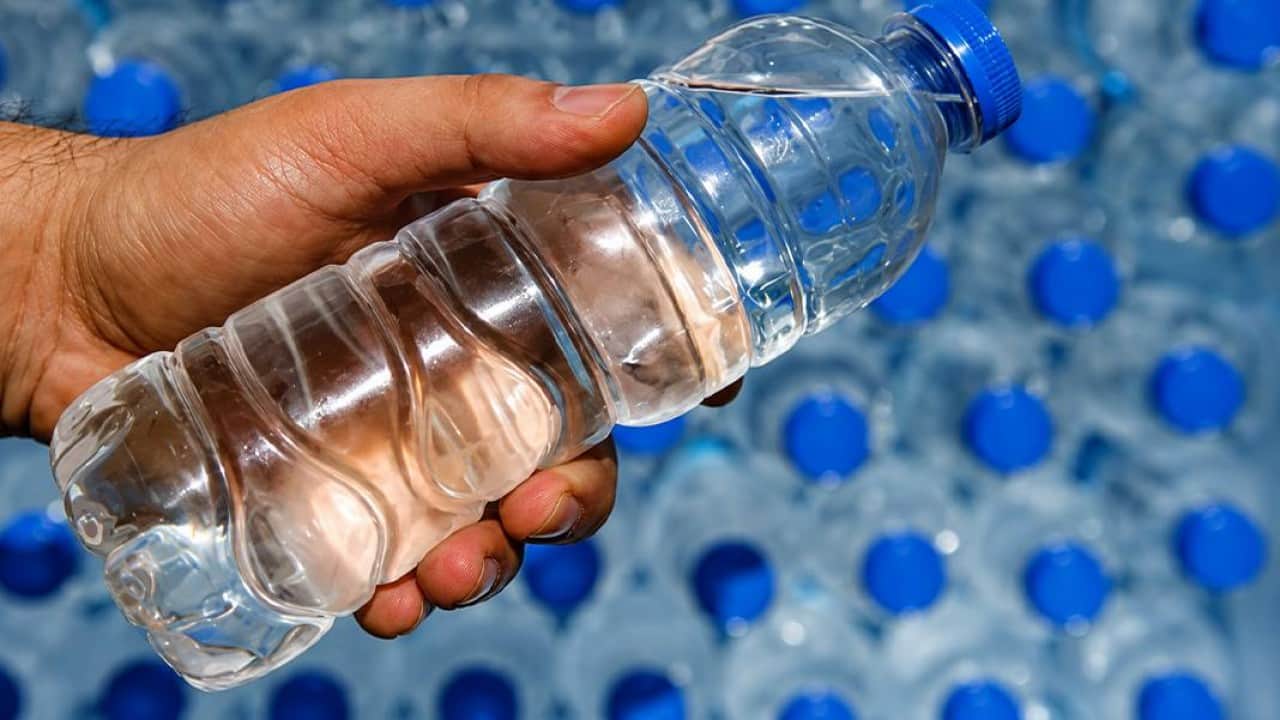 Foto - Sigara kadar tehlikeli! Plastik şişeden su içmek kanser riskini artırıyor!