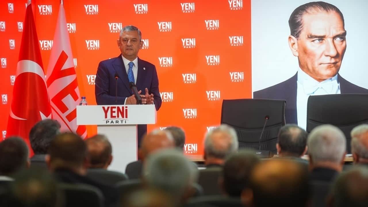 Foto - Sigarayı yasaklayan Özgür Özel’e çağrı: Alkolü bırakın ayık kafayla siyaset yapın