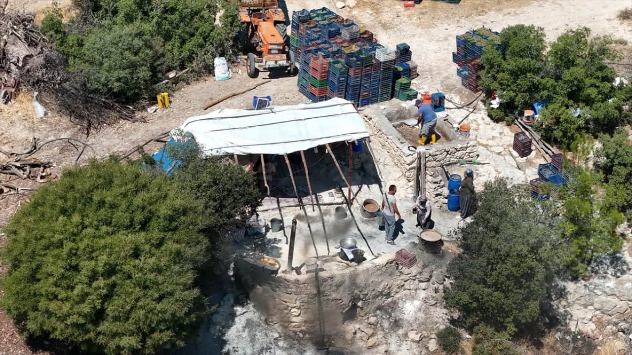 Şıhranada toplanıp yapıyorlar Pekmezi satmıyor kendileri tüketiyorlar