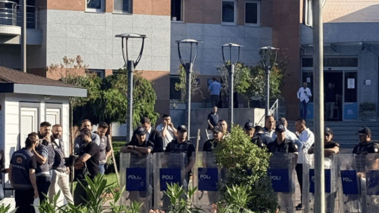 Foto - Silivri’de yolsuzluk soruşturması! Belediye başkanı ve 17 şüpheli adliyede