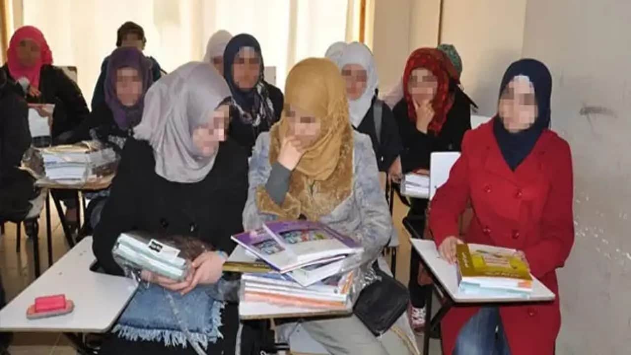Foto - Sınav için Şam’a giden öğrencileri engellediler Siyonist köpeği Dürziler kaşınıyor