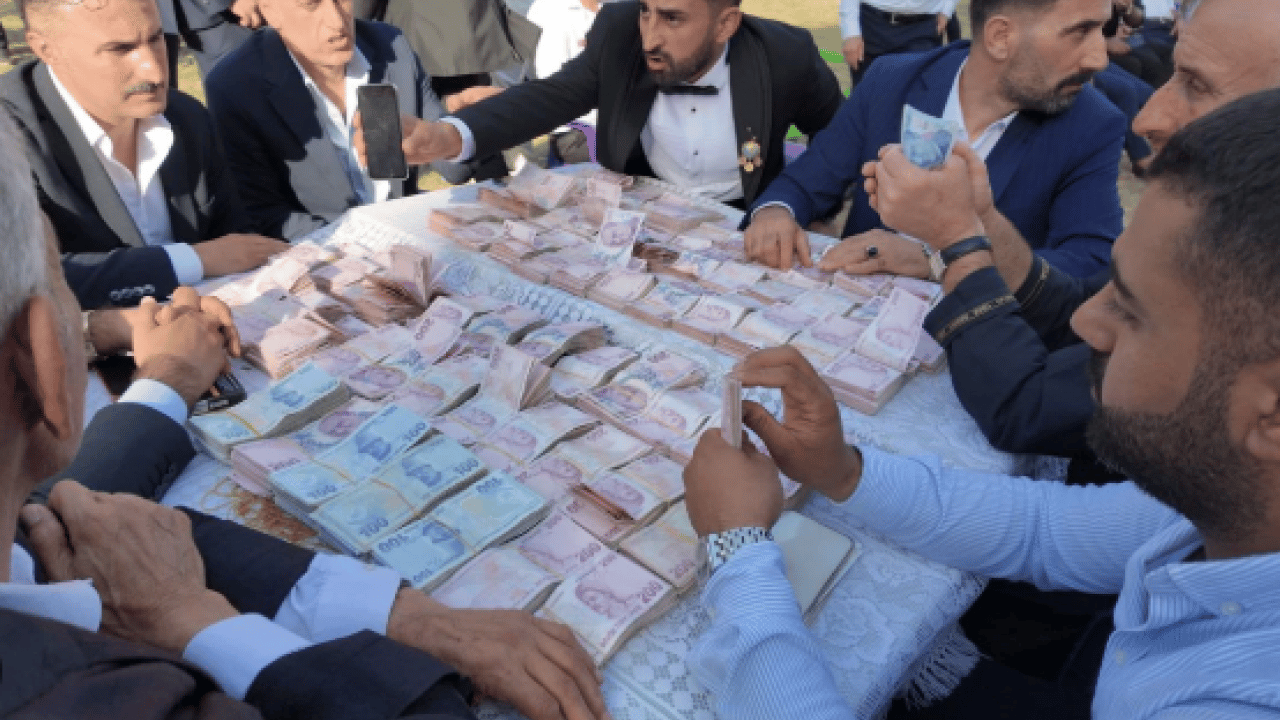 Foto - Şırnak’ta artık silah sesi değil, halay sesi var! Aşiret düğününde Erdoğan’a teşekkür