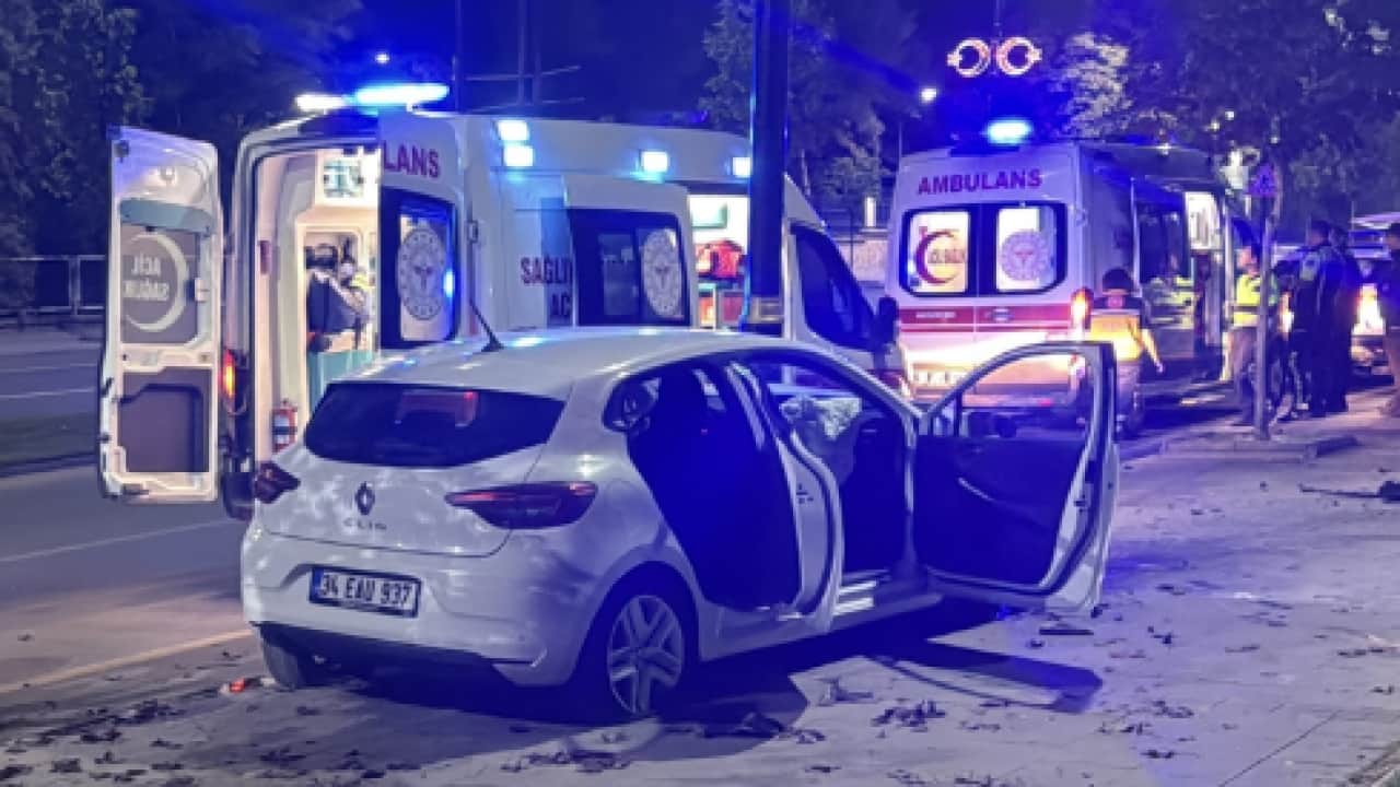 Foto - Sivas'ta akıl almaz kaza: Kaldırımdaki aydınlatma direğine saplandı!