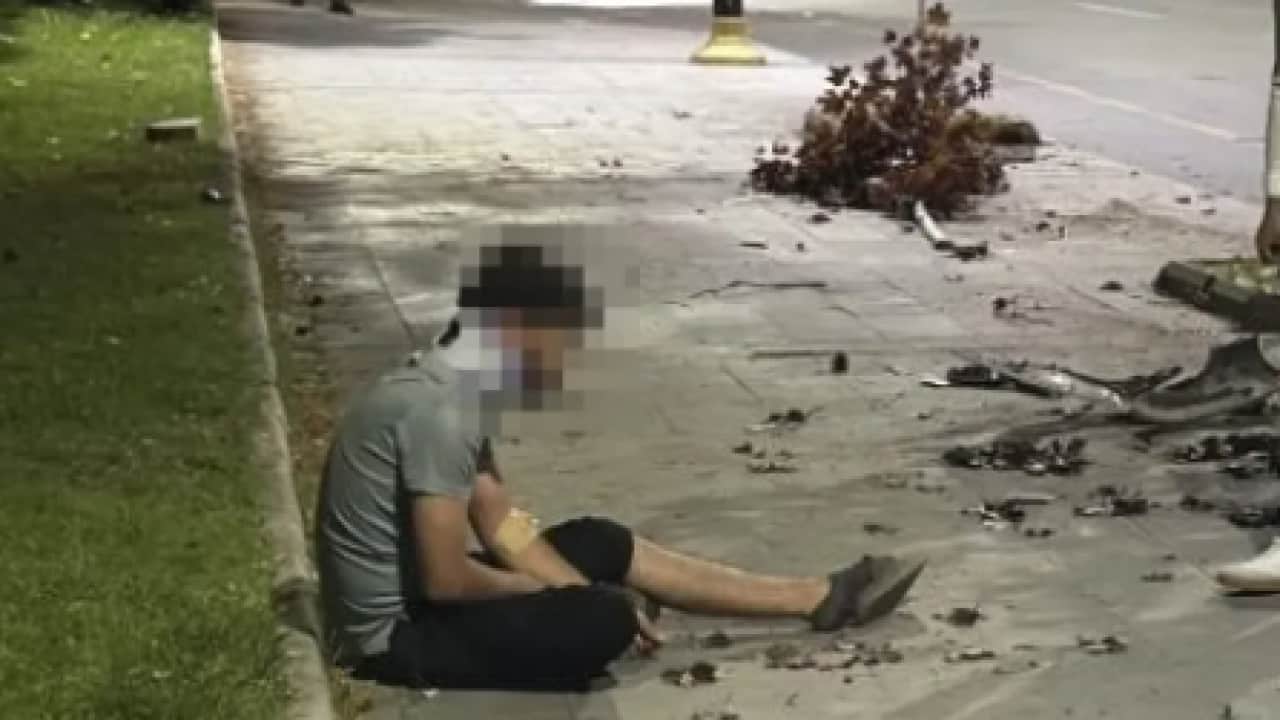Foto - Sivas'ta akıl almaz kaza: Kaldırımdaki aydınlatma direğine saplandı!