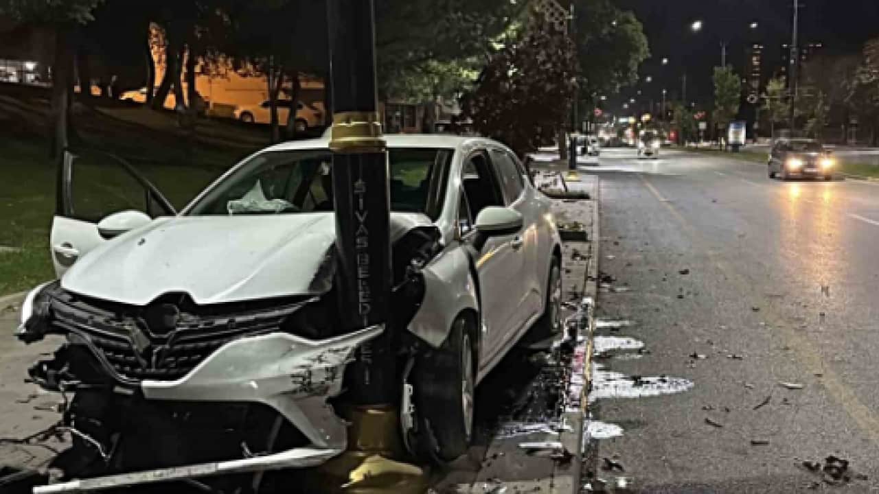 Sivas'ta akıl almaz kaza: Kaldırımdaki aydınlatma direğine saplandı!