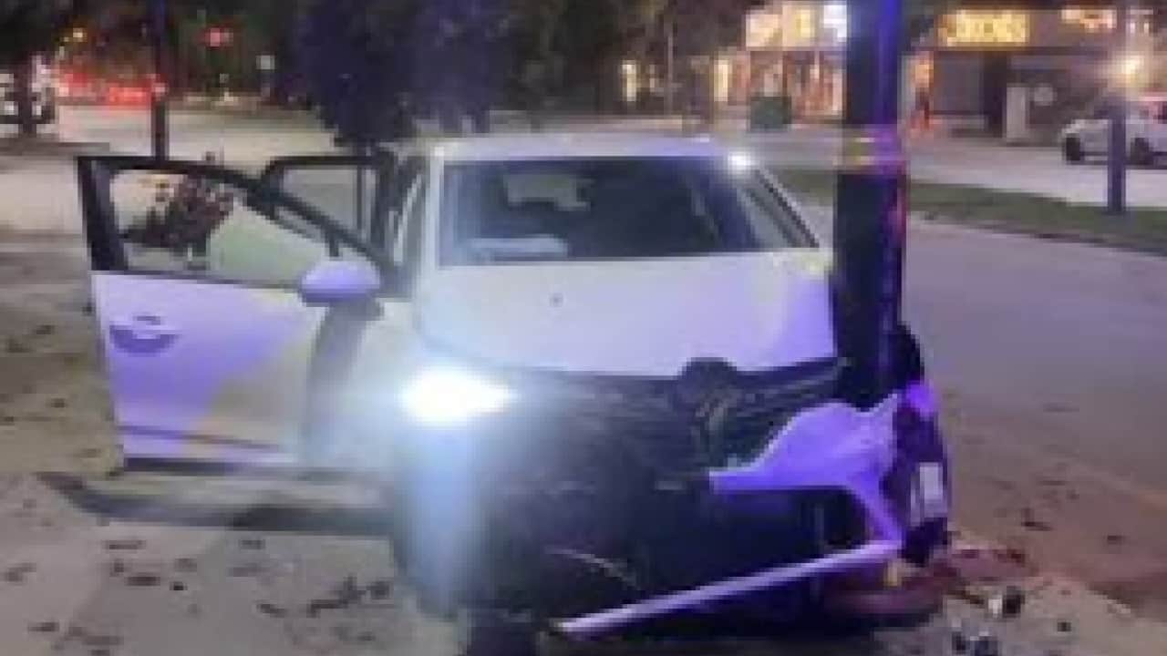 Foto - Sivas'ta akıl almaz kaza: Kaldırımdaki aydınlatma direğine saplandı!
