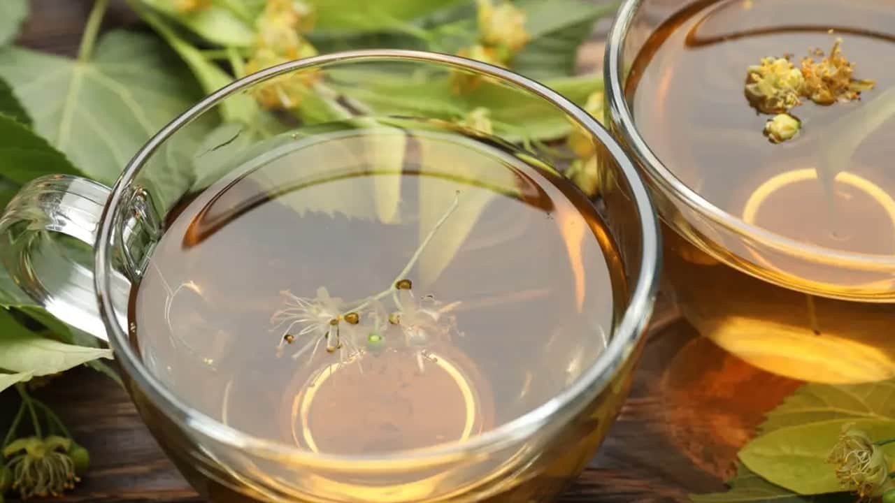 Siz bir çift dut yaprağını suya bırakın: Şiddetli baş ağrısına iyi geliyor... Şifalar veren çayın gizli sırrı 
