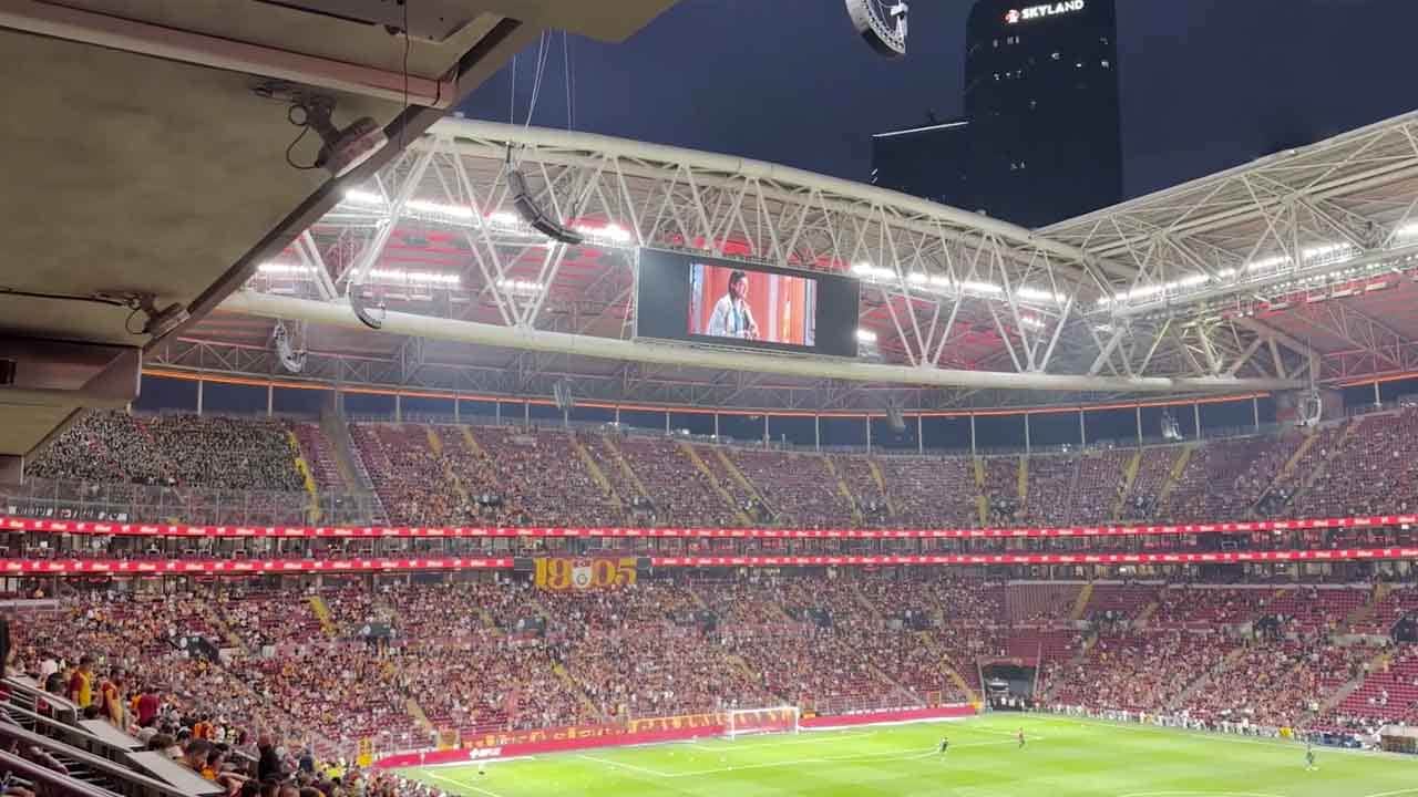 Foto - Skorboardda ve reklam panolarında yer aldı: Galatasaray maçına ‘İyilik Var’ damgası