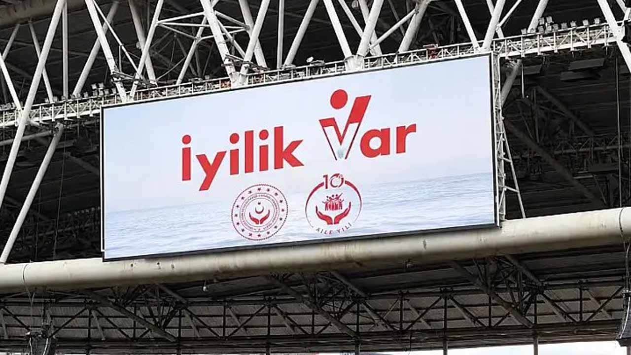 Skorboardda ve reklam panolarında yer aldı: Galatasaray maçına ‘İyilik Var’ damgası