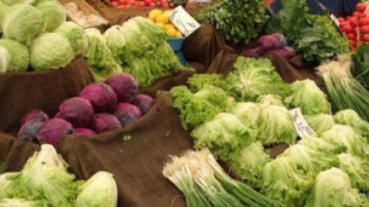 Şok uygulayın ve: Pazardaki pörsümüş yeşillikleri ilk günkü gibi canlı yapan teknik