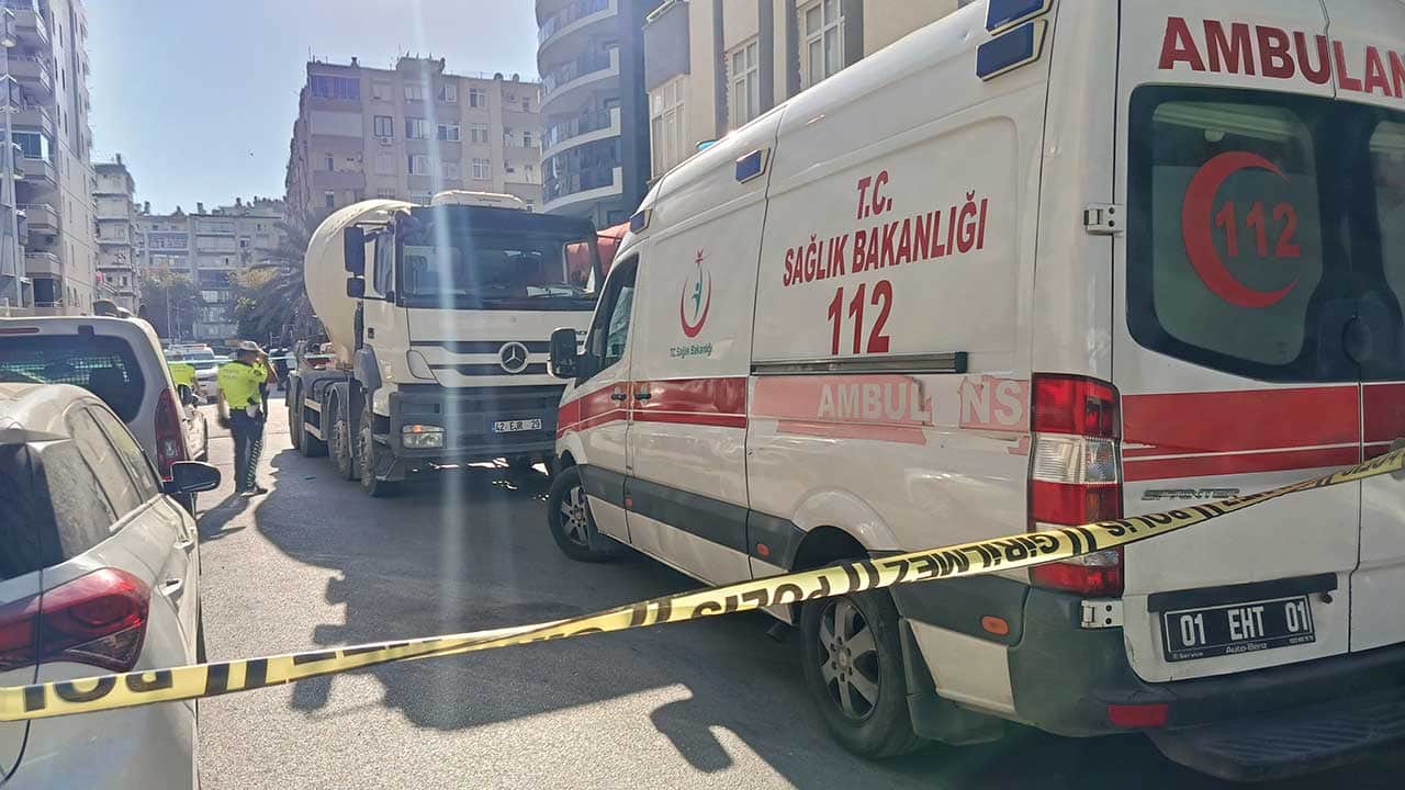 Foto - Sokak ortasında feci dehşet! Manevra yapan beton mikseri can aldı!