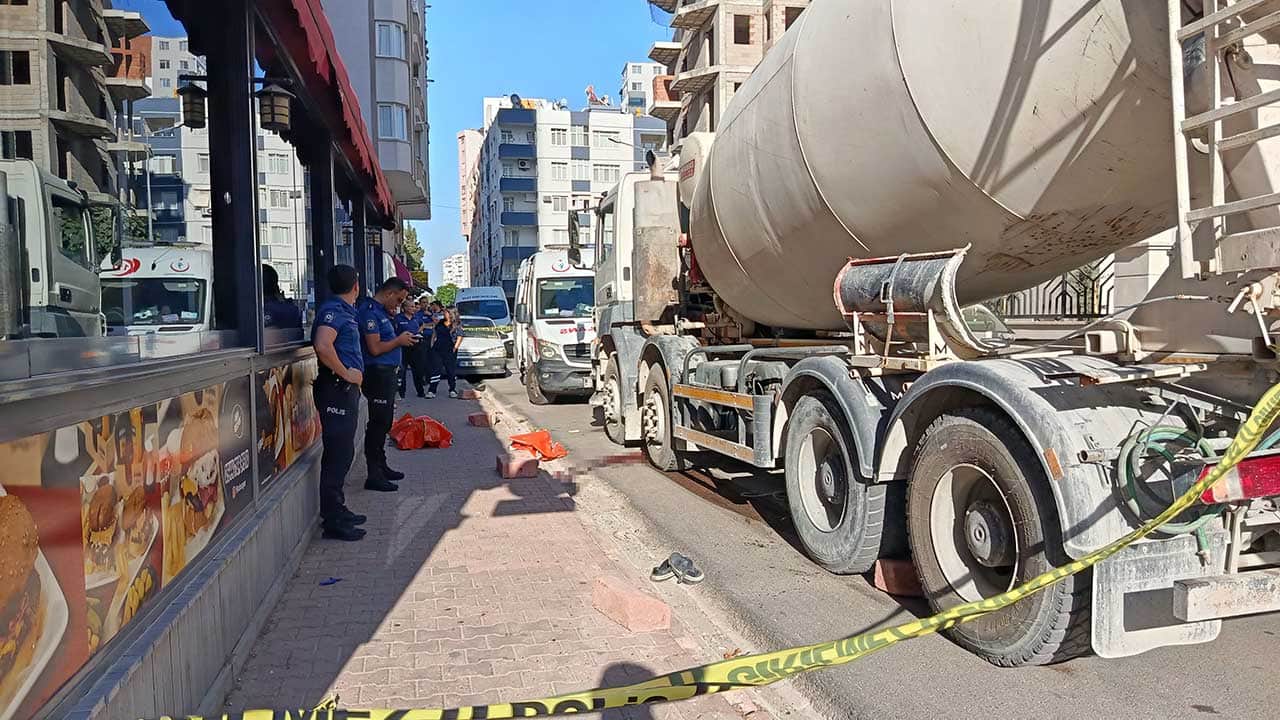Sokak ortasında feci dehşet! Manevra yapan beton mikseri can aldı!