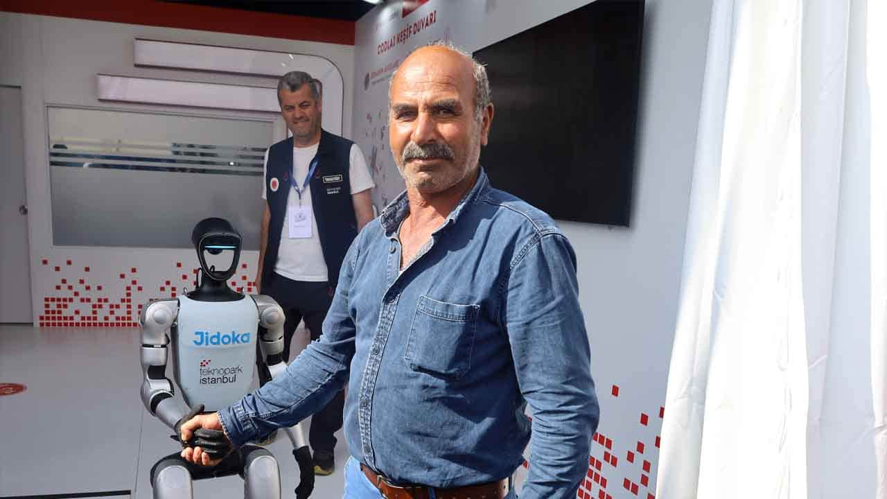 Foto - Şölene damga vuran anlar: TEKNOFEST’te halay çekip türkü söyleyen robot