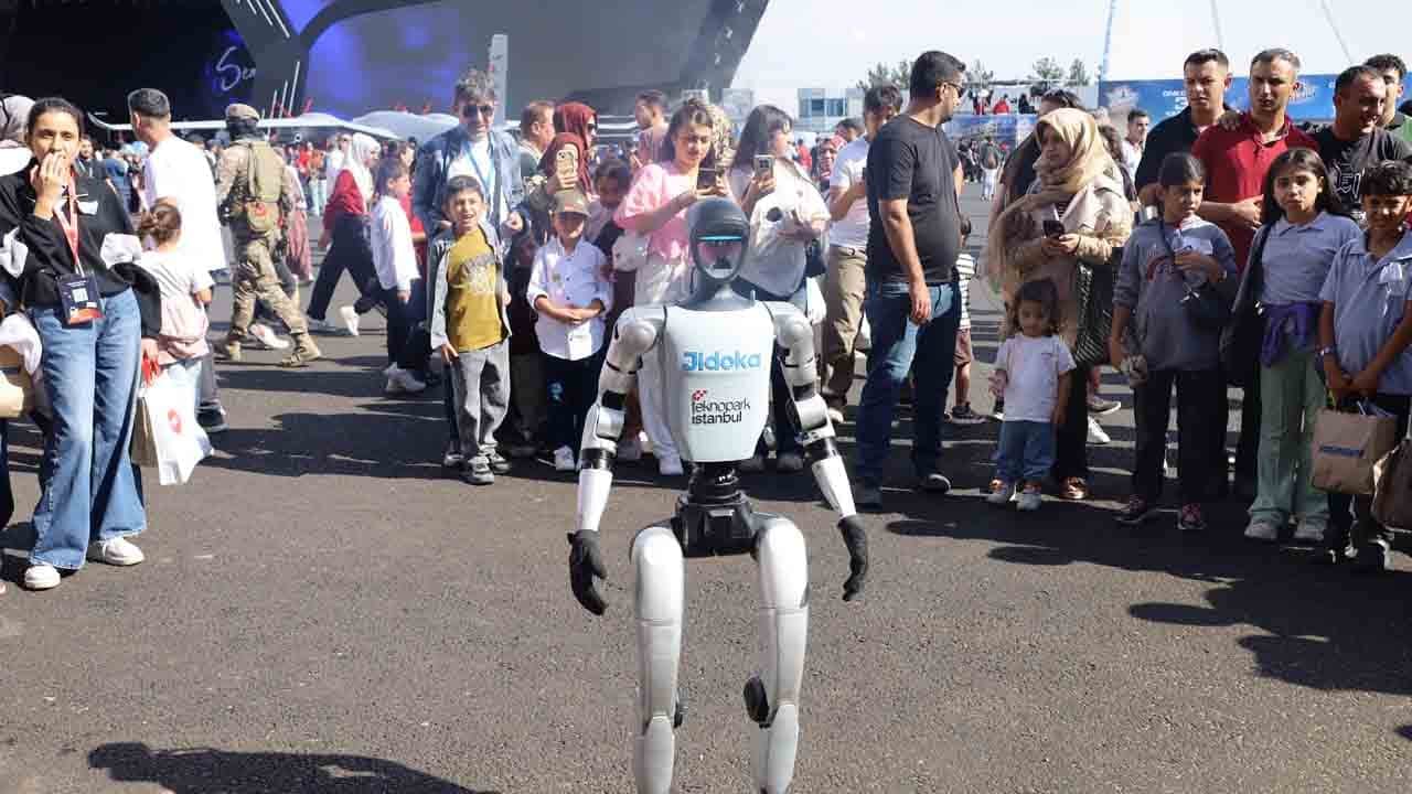 Foto - Şölene damga vuran anlar: TEKNOFEST’te halay çekip türkü söyleyen robot