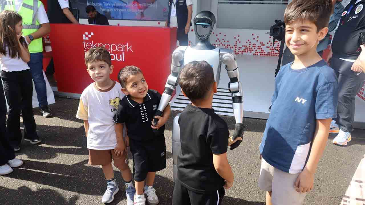 Foto - Şölene damga vuran anlar: TEKNOFEST’te halay çekip türkü söyleyen robot