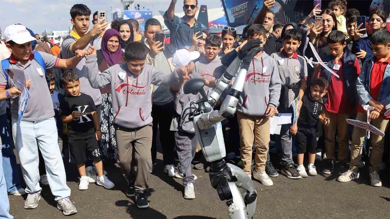 Şölene damga vuran anlar: TEKNOFEST’te halay çekip türkü söyleyen robot