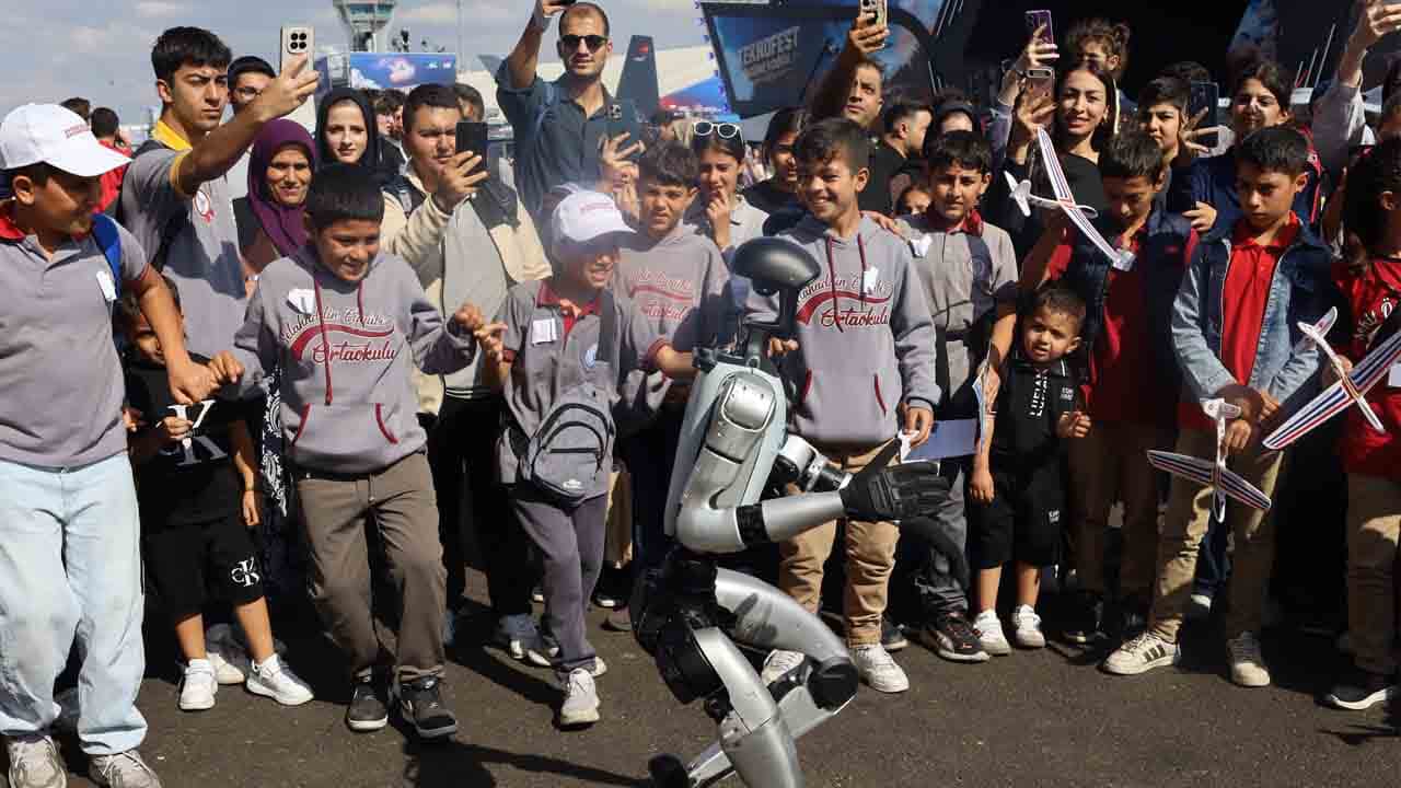 Foto - Şölene damga vuran anlar: TEKNOFEST’te halay çekip türkü söyleyen robot