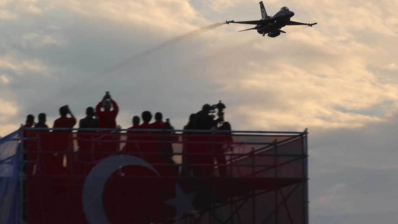 Foto - SOLOTÜRK, Güneydoğu'da nefes kesti